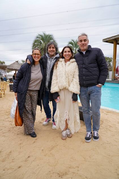 Maju Lozano y su pareja, Juan Baraboglia, Belén Moroni, organizadora del evento, y su novio Rodrigo Longarte