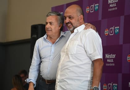 Majul junto al gobernador radical, Alfredo Cornejo.
