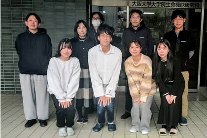 Makoto Tachibana, en el centro de la última fila, junto al resto de su equipo de la Universidad de Osaka, en Japón