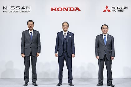 Makoto Uchida, CEO de Nissan Motor; Toshihiro Mibe, CEO de Honda Motor y Takao Kato, director ejecutivo de Mitsubishi Motors