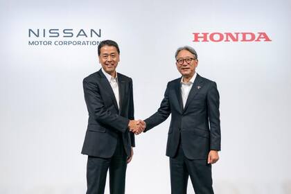 Makoto Uchida, CEO de Nissan Motor y Toshihiro Mibe, CEO de Honda Motor