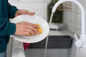 Cómo lavar los platos correctamente y evitar que tengan malos olores