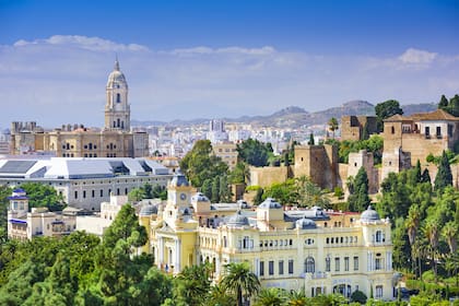 Málaga encabeza la lista, ciudad costera rodeada de hoteles y resorts de gran altura que sobresalen de las playas de arena amarilla.