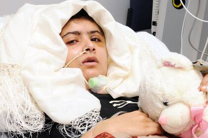 Malala, cuando se recuparaba en un hospital británico, el año pasado
