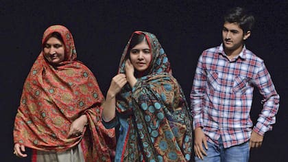 Malala Yousafzai posa con miembros de su familia durante una rueda de prensa celebrada en la Biblioteca de Birmingham, Reino Unido el 10 de octubre de 2014 tras conocerse que le había sido otorgado el Premio Nobel de la Paz de 2014