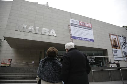 La intervención en la fachada del Malba sorprendió a la gente después del mediodía