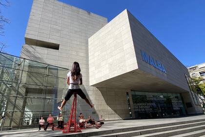 Render de "Leverage", la obra-subibaja que se instalará en la explanada del Malba