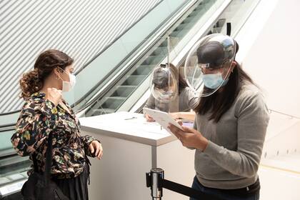 En esta primera etapa el protocolo indica un máximo de 60 ingresos por hora, para mantener los 15 metros de distancia entre los visitantes
