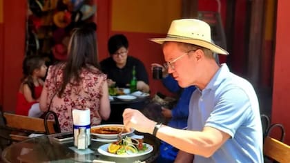 Malcolm Halliday, estadounidense, reconoce que la presencia de extranjeros encareció los precios para la población local