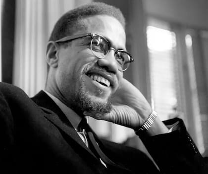 Malcolm X fotografiado el 16 de febrero de 1965. Tres días antes había sufrido un atentado con bomba en su casa. Cinco días después, sería asesinado
