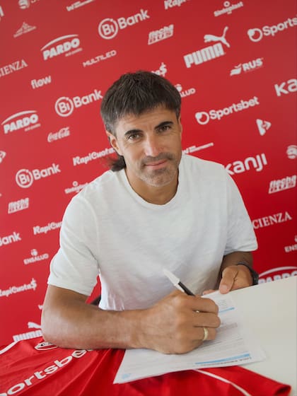 Malcorra firmó por un año con opción a renovar por otro; su representante negó que sea un contrato por productividad