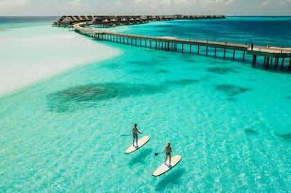 Maldivas está constituido por unas 1200 islas,​ de las cuales 203 están habitadas. El territorio se encuentra en pleno océano Índico, al sudoeste de Sri Lanka y a 450 km de la India.