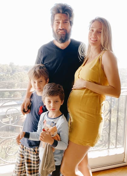 Male en una foto en familia de 2020: con sus dos hijos y el tercero en camino.