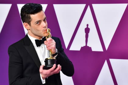 Malek recibió la estatuilla a mejor actor y le agradeció a Queen y a su madre por el apoyo incondicional