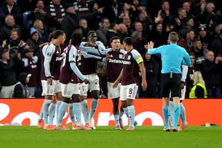 Malen marca dos goles en la victoria de Aston Villa sobre Young Boys en la Liga Europa