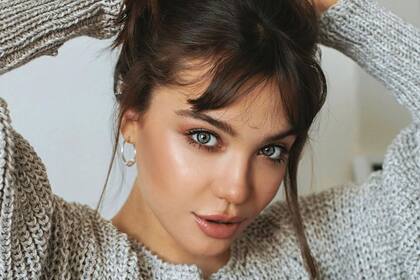 Con una gran cantidad de seguidores jóvenes, Narvay se mostró acostada en la cama junto a su perro y relató los fuertes síntomas que siente, intentando concientizar sobre los cuidados y protocolos