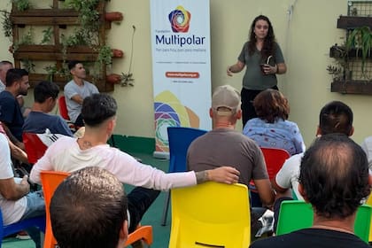 Malena, al frente de un taller de capacitación laboral en la terraza de su sede en Villa Urquiza