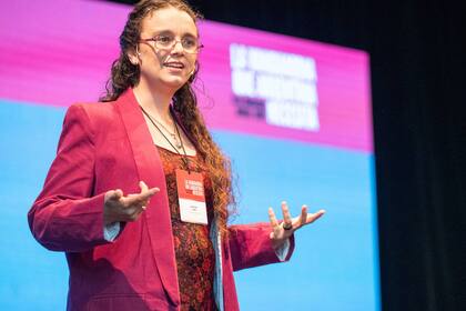 Malena da charlas de emprendedurismo social y habla del método de Multipolar para ayudar a las personas en calle a tener un trabajo digno