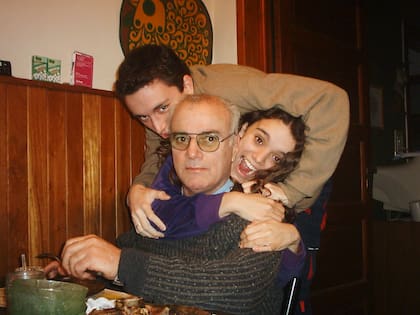 Malena Famá junto a su hermano y su padre, cuya experiencia la inspiró a acompañar a las personas vulnerables a conseguir un trabajo digno