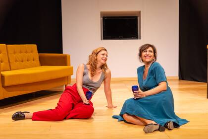 Malena Figó y Mayra Homar, en una escena de El reproche