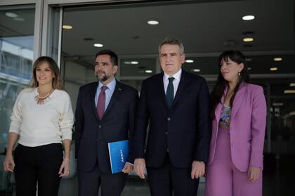 Malena Galmarini, ayer, en Benavídez, con el titular de Arsat, Facundo Leal; Rossi, y Sánchez Malcolm