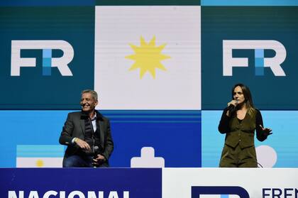 Malena Galmarini, en el congreso del FR junto a Mariano Arcioni