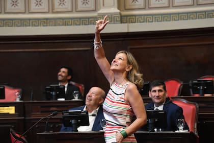 Malena Galmarini saluda, en su nueva función de senadora bonaerense