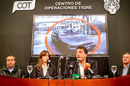 Malena Galmarini y Sergio Massa, junto a Héctor Daer y Joaquín De la Torre, durante la conferencia de prensa en la que informaron sobre el robo