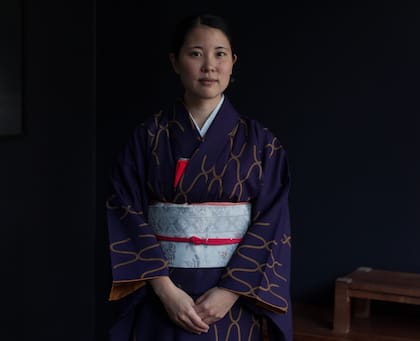 Malena Higashi oficia la ceremonia del té como un modo de recuperar el legado de su abuela.