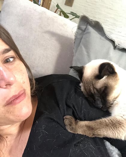 Malena junto a su querida gata, Chavela (Foto: Instagram @mguinzburg)
