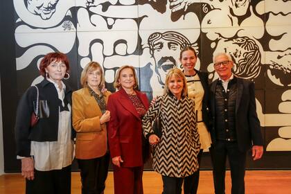 Malena Perkins, María Braun, Teresa Bulgheroni y Elena Blomberg de Esteves junto a Elina y Eduardo Costantini