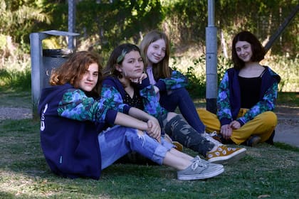  Malena, Sofía, Lucila y Lara esperan poder volver a su colegio primario y llevar su buzo de egresados, que les fue entregado cuando estaban en cuarentena