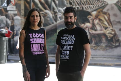 Malena y Federico, delante de un mural de Voicot