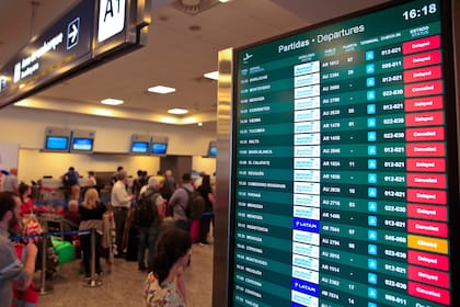 Malestar entre los pasajeros afectados por el paro de Aerolíneas