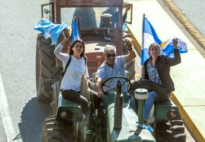Malfatto en su tractor rumbo a Plaza de Mayo, junto a su mujer Sandra ( de campera negra) y una productora cordobesa