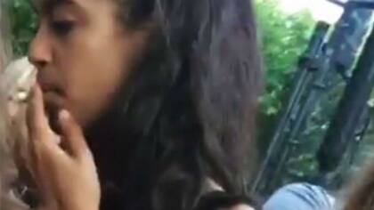 Malia Obama fuma un cigarrillo de marihuana en un festival musical