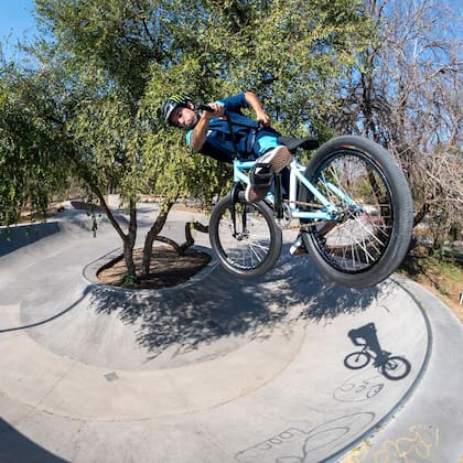 "Maligno" utiliza una bicicleta de freestyle llamada Kench Atlat. Foto/Instargam: @malignobmx