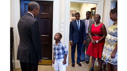 Malik Hall, de cuatro años, saluda al presidente en su despacho el 4 de setiembre de 2015.