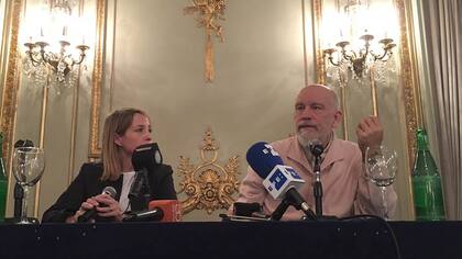 Malkovich junto a Liana Vinacur, productora de la obra