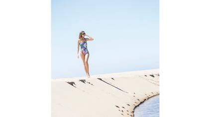 Malla enteriza strapless estampada con bretel desmontable ($ 312, Lody), anteojos ($ 2990, Jackie Smith)