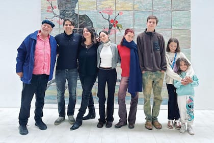 Mallmann con sus siete hijos ordenados de mayor a menor delante de la obra Un árbol de vida: Francisco, Alexia, Ámbar, Allegra, Andino, Heloísa y Alba.