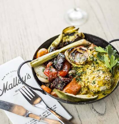 Malloy’s, con amigos