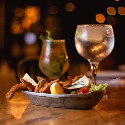 Malloy's es un bar de costa donde las vibras playeras están siempre presentes.