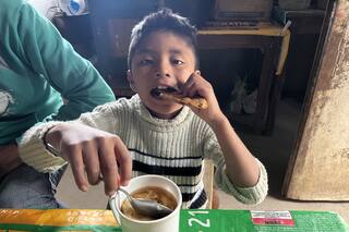 La amenaza que pone en riesgo a los chicos más pobres: alimentos baratos y muchas calorías