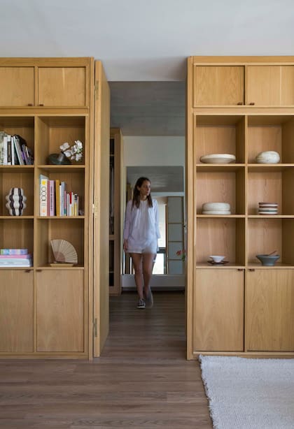 Malola hizo los tiradores de cuero de las puertas de la biblioteca con restos de cinturón que consiguió recorriendo avenida Boedo, una calle inmersa en una antigua zona de curtiembres que todavía sigue vigente como polo comercial vinculado a ese material. Cerámicas (Valverde).