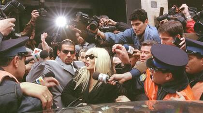 Malos tragos. En octubre de 1999, la prensa la rodea a la salida de los Tribunales de la calle Lavalle