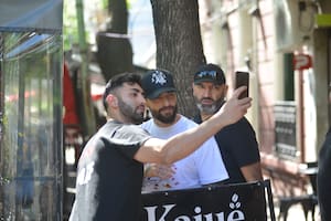 Maluma visitó una parrilla de la zona de Palermo y se tomó fotos con sus fans