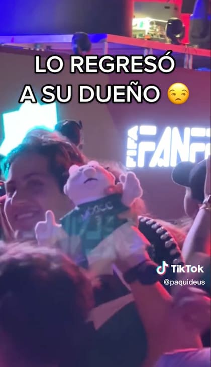 Maluma regresó el muñeco del doctor Simi al público en la inauguración del Fan Festival