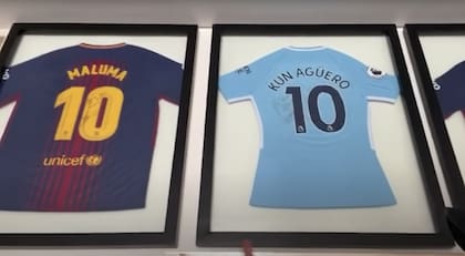 Maluma tiene, entre otras, la camiseta de Agüero y una del Barcelona que le regaló Messi. Crédito: Captura