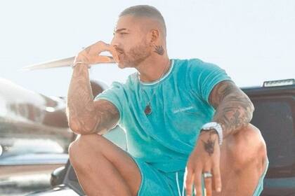 Maluma tiene tatuajes por todo el cuerpo, especialmente en el pecho y en los brazos
